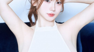 섹밍 화이트 홀터넥 삐져나온 사이드붑