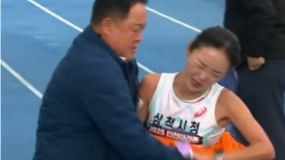 [2025년11월26일] 여자 마라톤 결승선 부적절 접촉 논란, 감독 해명 뒤 당사자 추가 입장 공개