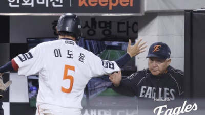 [2026년05월10일] 김경문 감독도 처음 택한 이틀 연속 자율훈련 한화 연장 혈투 뒤 11대3 완승 반전