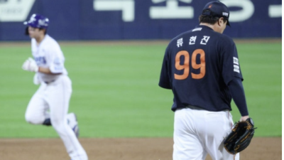 [2025년10월22일] ‘18년 전 삼성 잡던 괴물’ 류현진, 4회 두 방에 무너졌다…PO3 4이닝 4실점