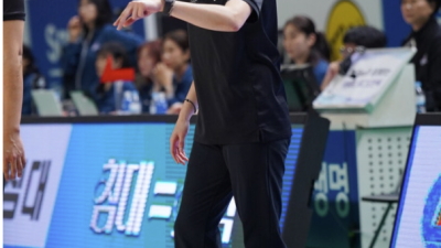 [2025년12월27일] 최윤아 감독, 고나연 결장 속 “하나은행 압박에 맞불”…신한은행 4연패 탈출 총력전