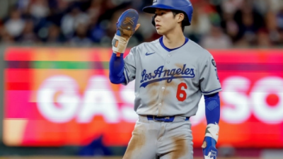 [2025년10월13일] ‘전세기 탑승 포착’ 김혜성, NLCS 로스터 생존 유력…경쟁자 딘은 동행 불발 정황